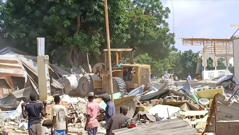 Hawlgalka lagu burburinayo guryaha Muqdisho.jpg